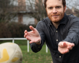 Le ballon ovale pour sortir de la dalle – Jules SIRE